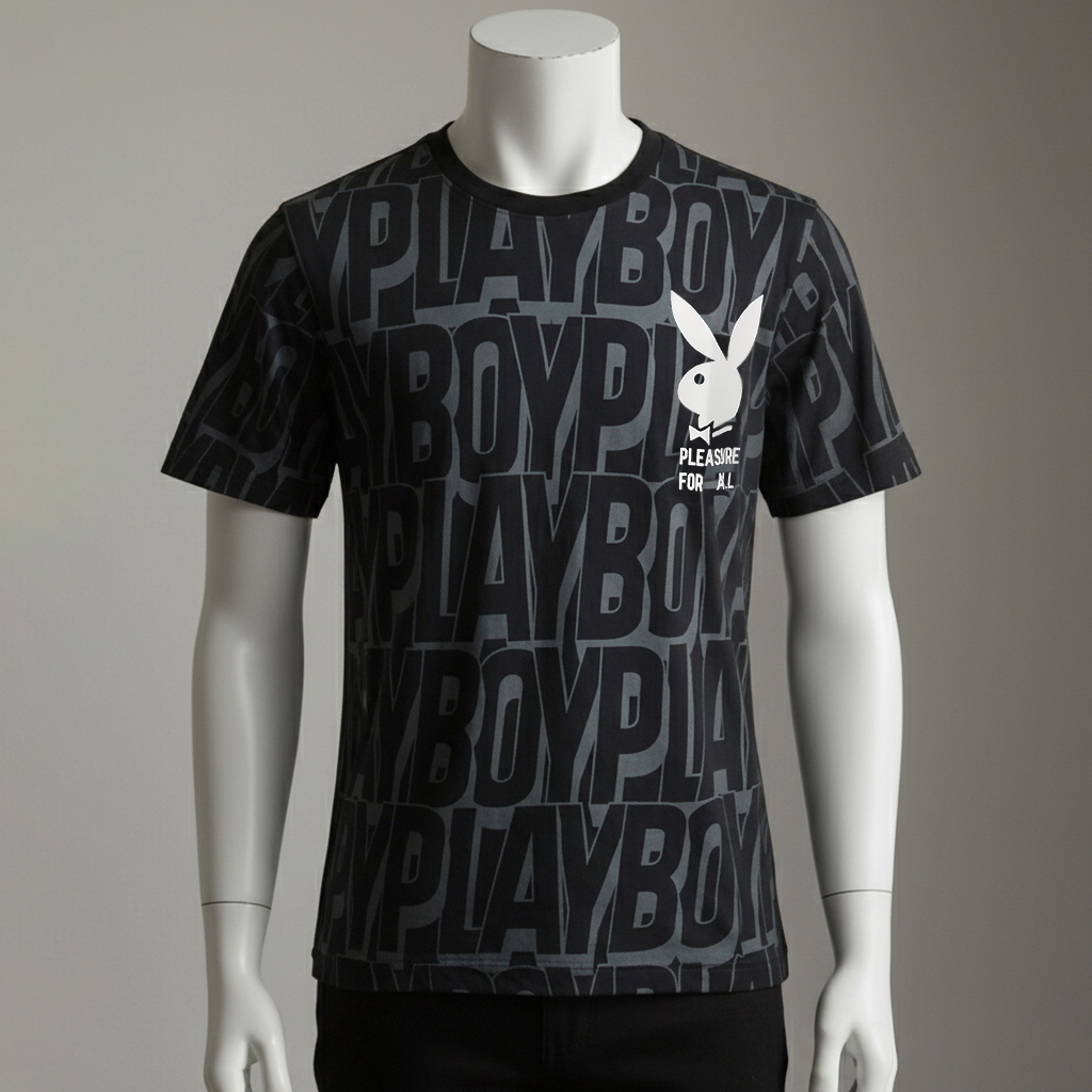 เสื้อยืดคอกลม สีดำ ลายตัวหนังสือ PLAYBOY ทั้งตัว โทนเข้ม พร้อมโลโก้ขาวที่อก