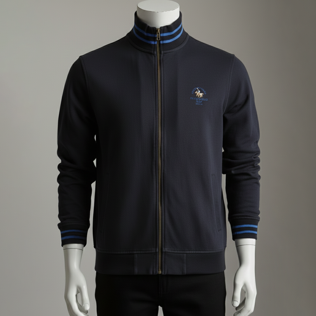 แจ็กเก็ตสีกรม ซิปหน้า คอตั้ง เส้นทริมสีน้ำเงินที่คอและปลายแขน โลโก้เล็กที่อก